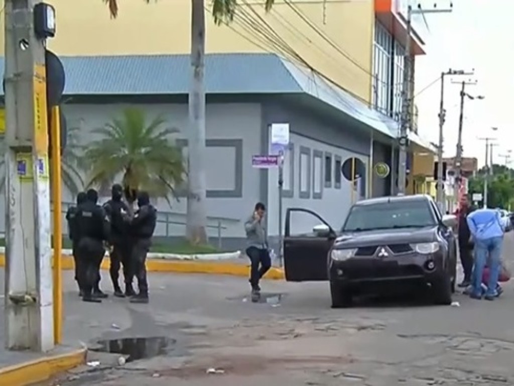 Захват банка: в Бразилии 13 человек погибли при перестрелке полицейских с грабителями (ФОТО)
