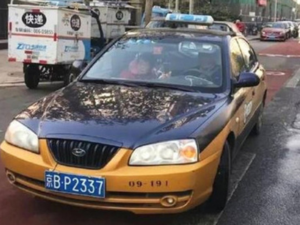 Водитель из Пекина всегда берет на работу больную жену