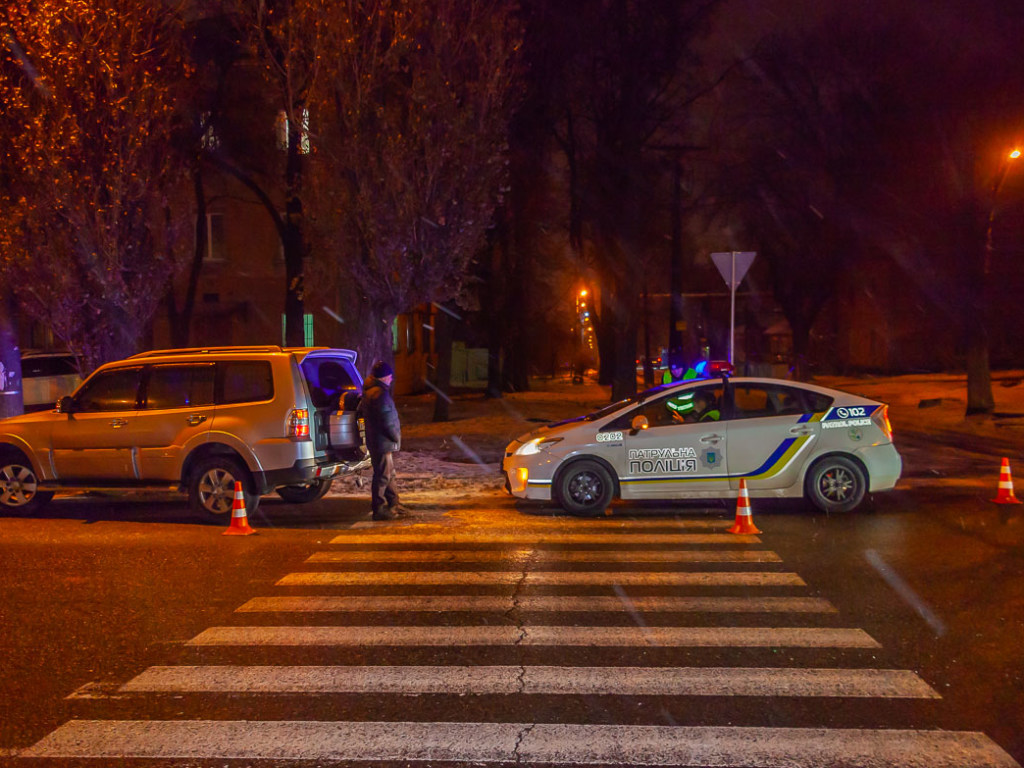 Неожиданно выбежал на дорогу: в Днепре на «зебре» водитель Mitsubishi сбил мужчину (ФОТО, ВИДЕО)