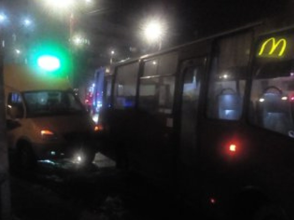 В Сумах на остановке столкнулись маршрутка и автобус (ФОТО)