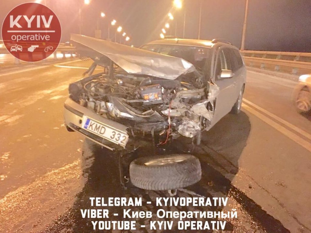 На Гаванском мосту в Киеве авто на «евробляхах» потеряло колесо от столкновения с отбойником (ФОТО)