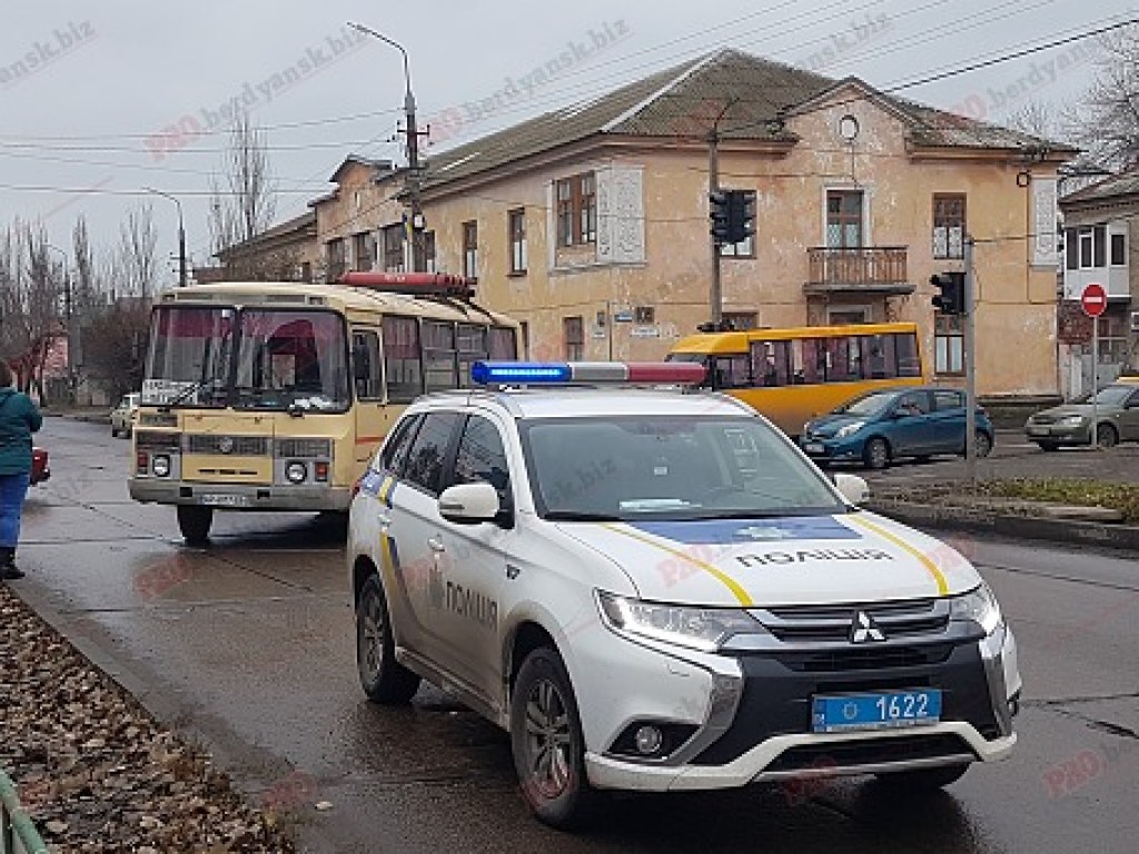 В Бердянске автобус сбил женщину, пострадавшую госпитализировали (ФОТО)