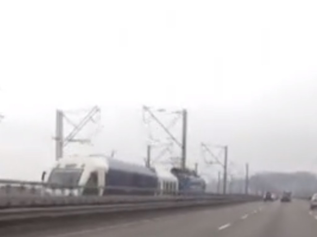 Экспресс в аэропорт «Борисполь» опять буксирует локомотив (ВИДЕО)