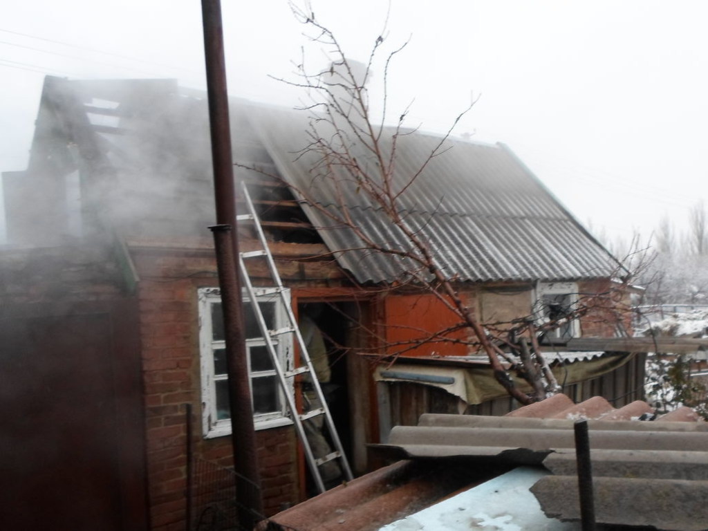 В Донецкой области при тушении пожара в гараже обнаружили труп мужчины (ФОТО)