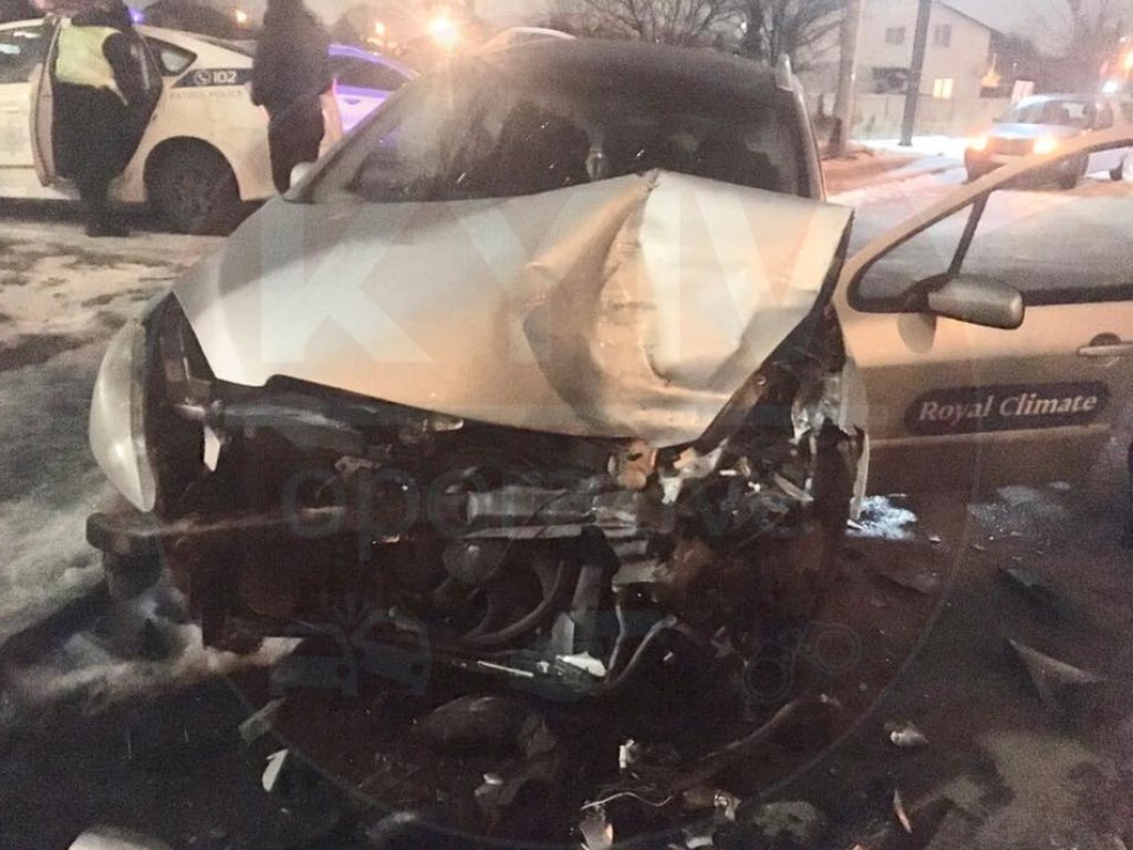 В Киеве пьяный водитель повредил три припаркованные «евробляхи» (ФОТО)