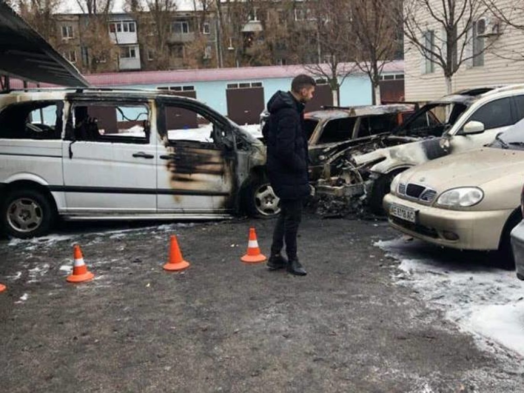 В Каменском во время пожара на автостоянке сгорели 6 автомобилей (ФОТО)