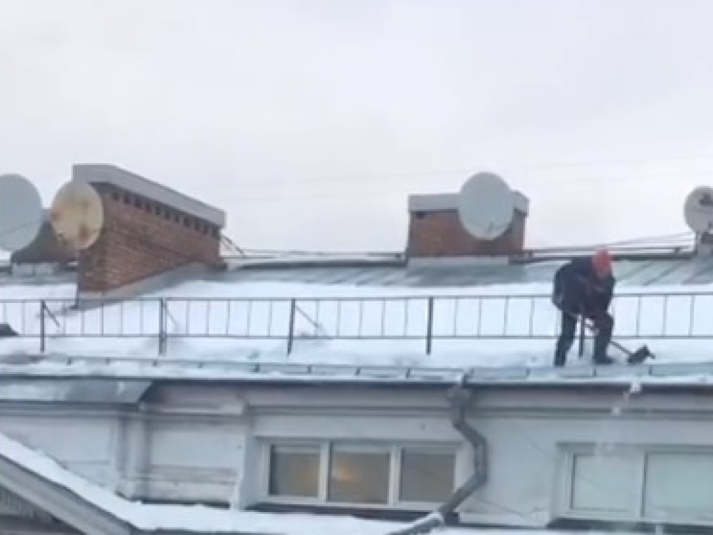Суровые московские коммунальщики удивили уборкой заснеженных крыш (ФОТО)