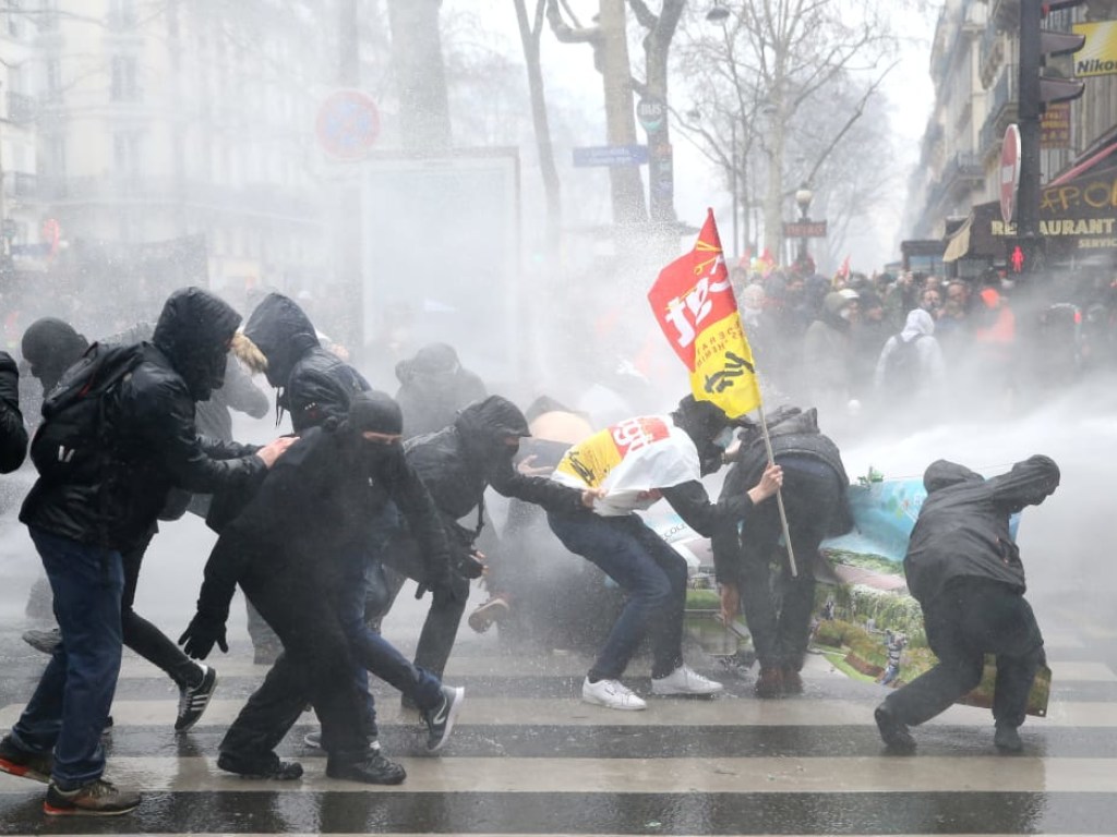Более 700 арестов, горящие баррикады, разбитые окна: что произошло в ходе протестов во Франции (ФОТО)