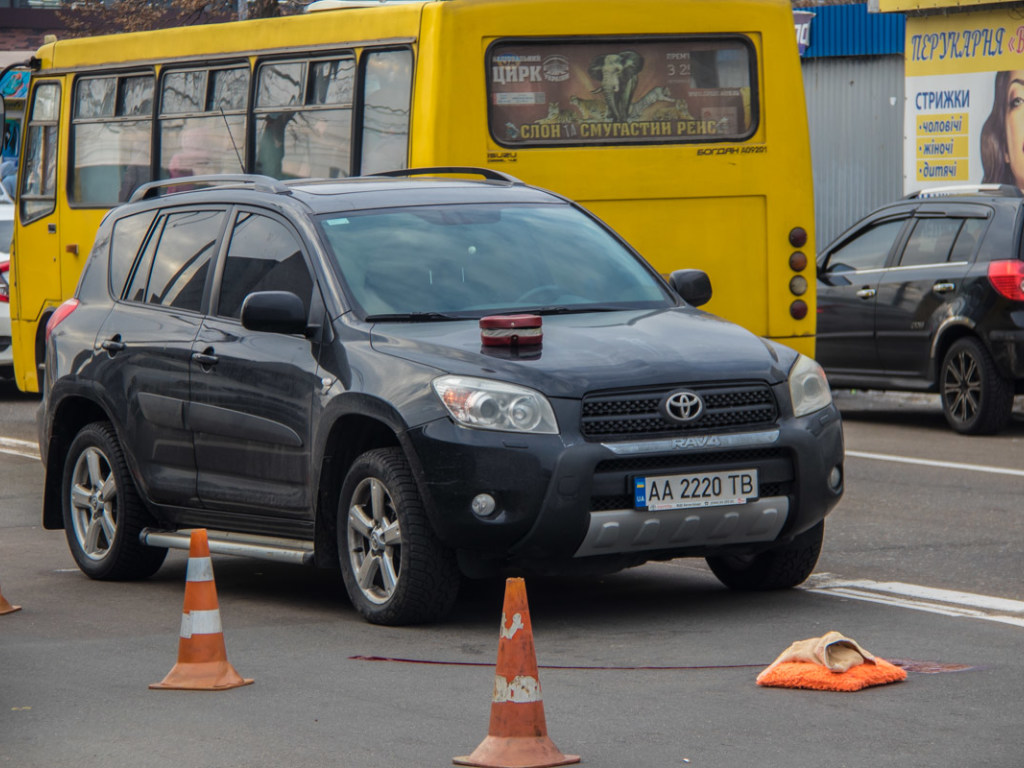 В Киеве девушка за рулем внедорожника Toyota сбила мужчину на «зебре» (ФОТО, ВИДЕО)