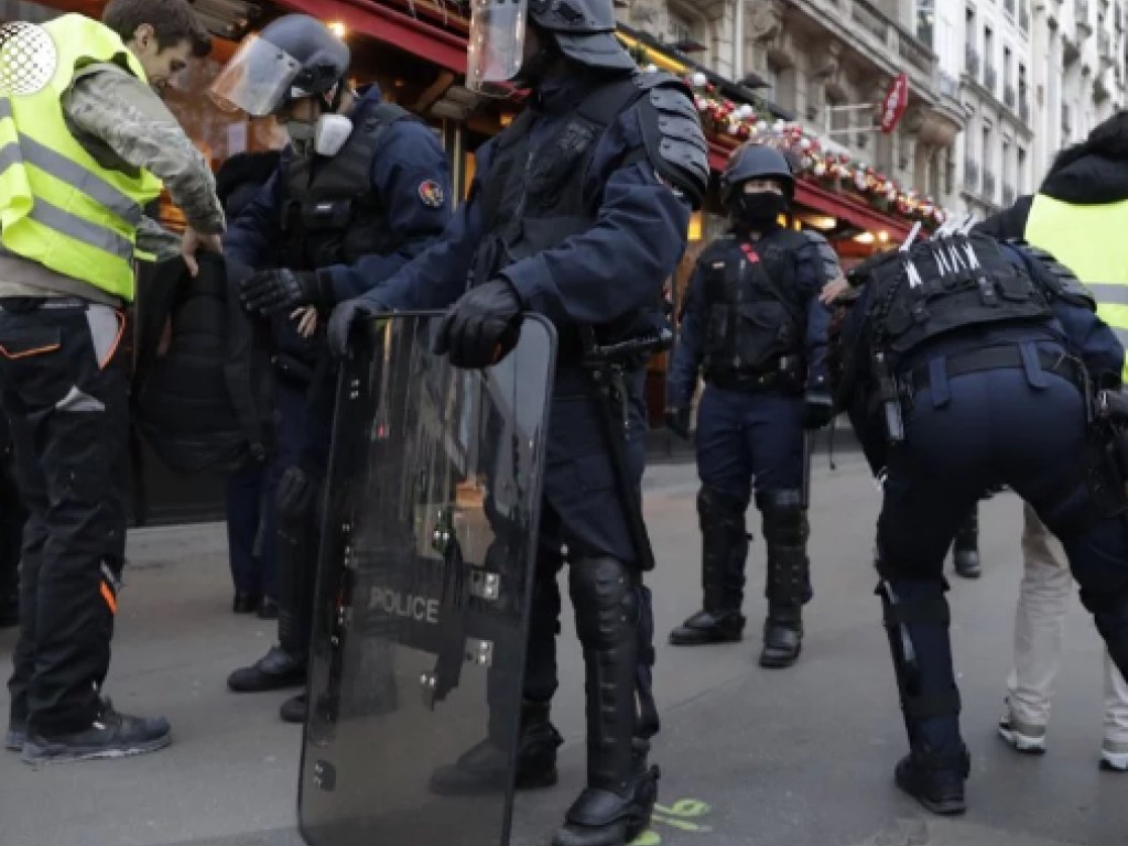 Акция «желтых жилетов» в Париже: задержаны более 350 человек, полиция применила слезоточивый газ (ФОТО)