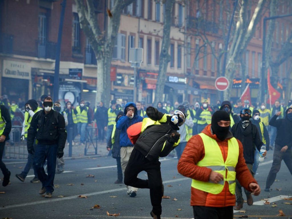 Протесты «желтых жилетов»: в Париже развернули флаг «ДНР» (ФОТО)