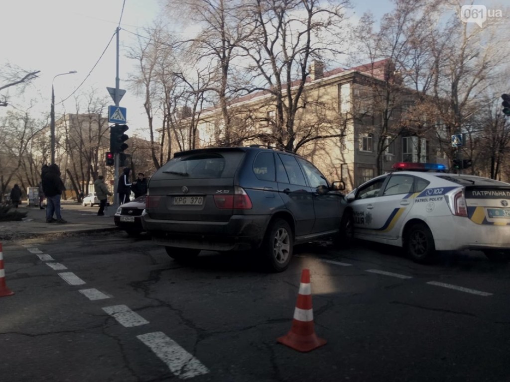 Патрульного госпитализировали: В Запорожье полицейский Prius столкнулся с BMW Х5 на еврономерах (ФОТО)