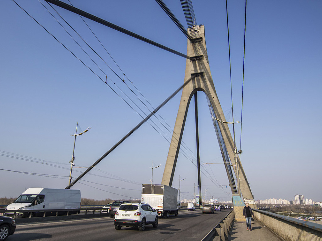 В Киеве компания малолетних руферов залезла на вершину Северного моста (ВИДЕО)