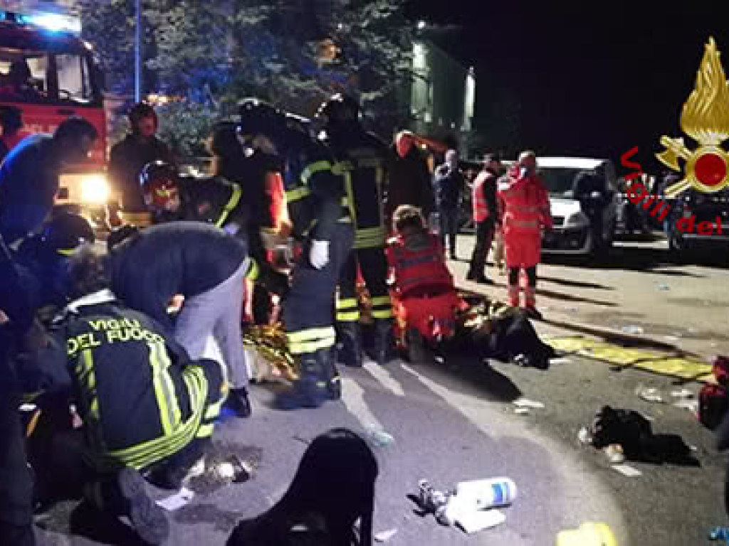 В ночном клубе в Италии из-за перцового газа произошла давка: 6 погибших, более 100 пострадавших (ФОТО)