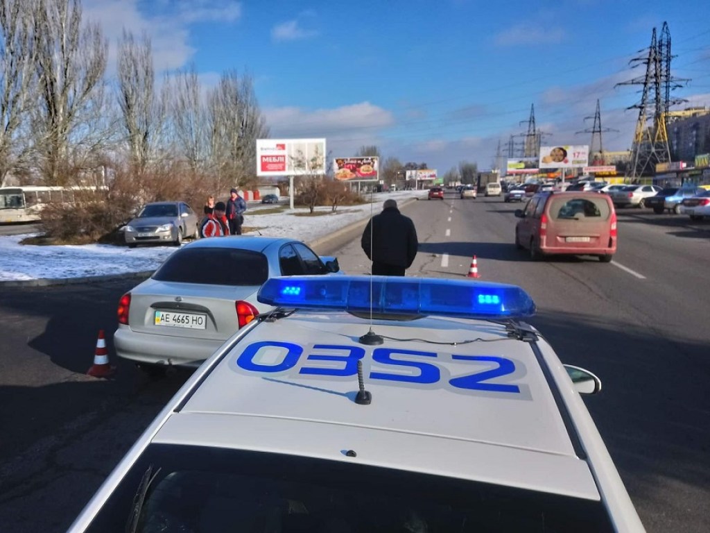 В Днепре Kia слетела с дороги из-за столкновения с Daewoo Lanos (ФОТО)