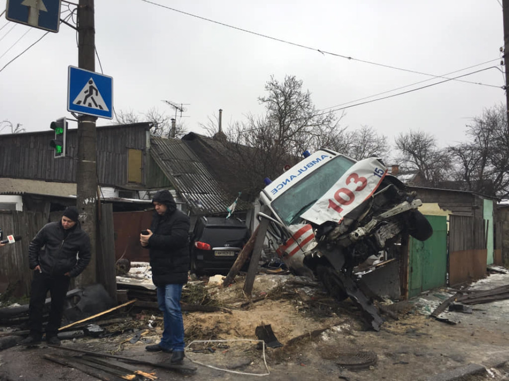 Жуткое ДТП в Житомире: «Скорая» с Hyundai влетели во двор частного дома, 8 пострадавших (ФОТО)