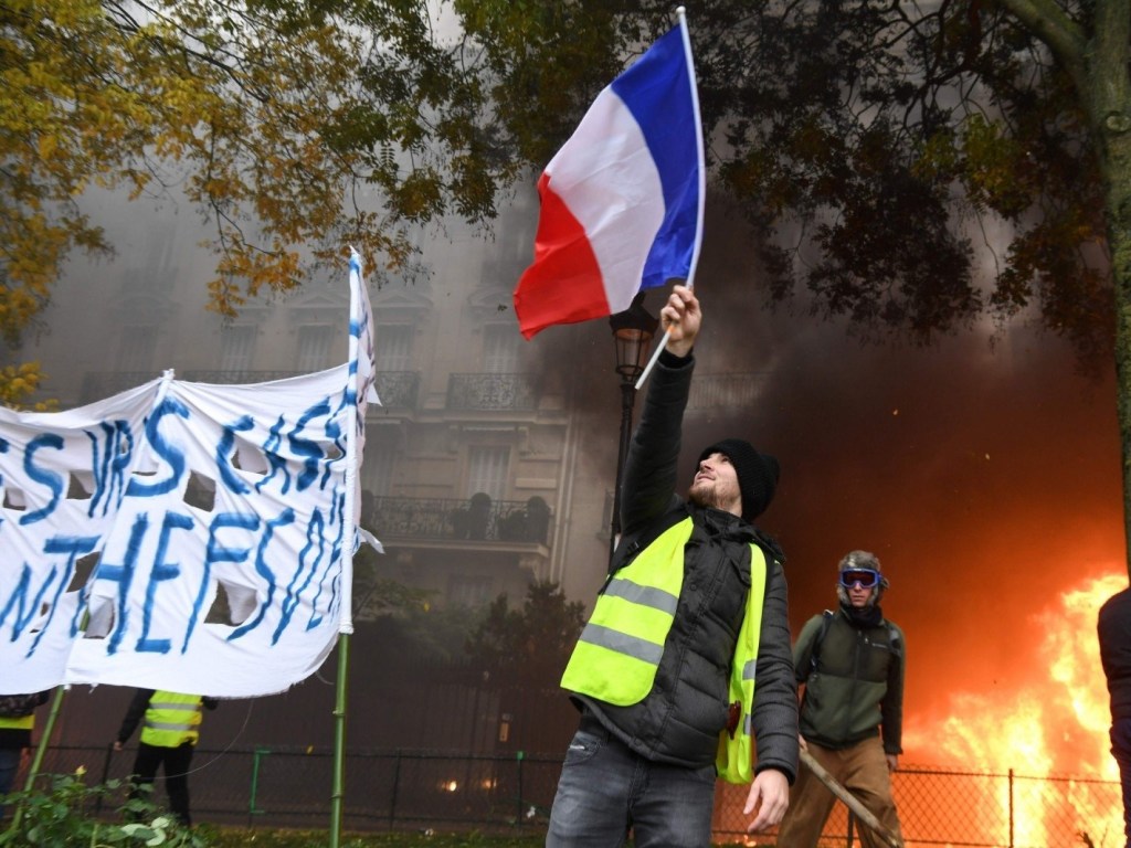 Протесты во Франции: Перед началом акции «желтых жилетов» задержали 320 человек