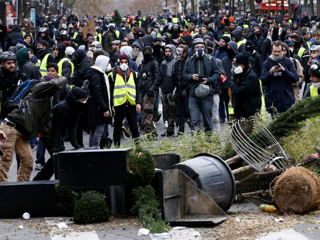 Протесты «желтых жилетов»: 30 человек получили травмы в столкновениях в Париже
