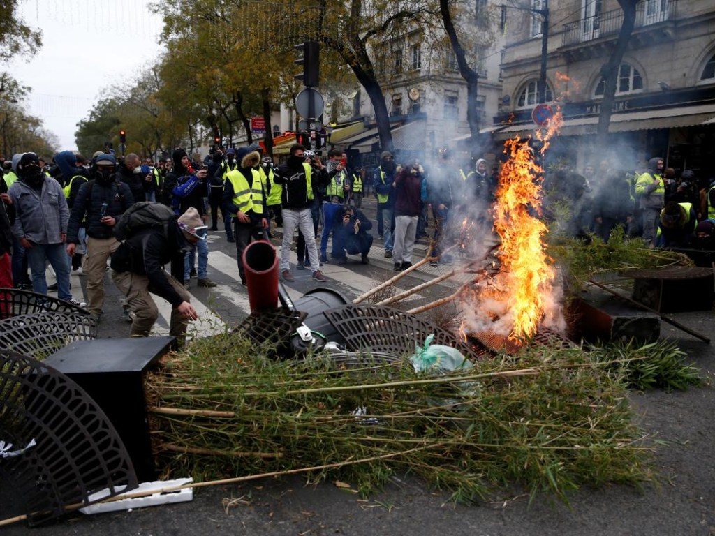В Париже появились первые баррикады, в город вошла бронетехника (ФОТО)