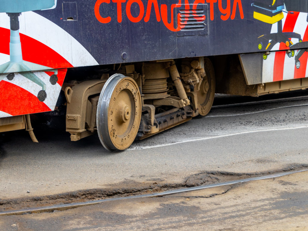 В Днепре трамвай сошел с рельсов: в городе остановился весь электротранспорт (ФОТО)