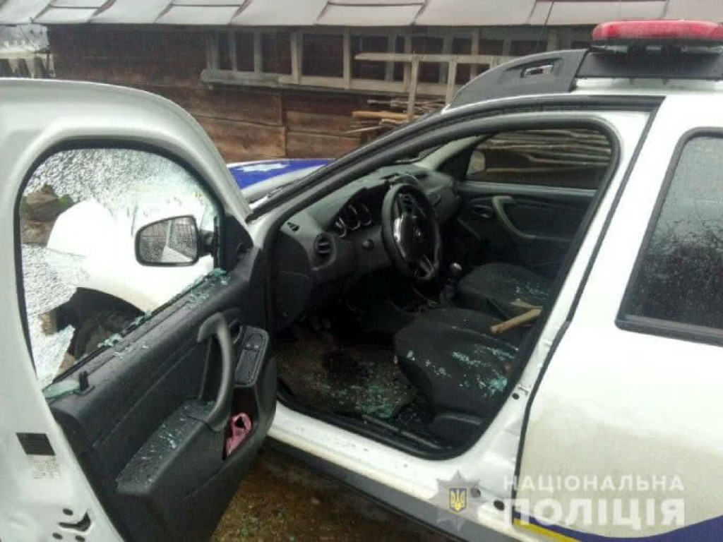 На Прикарпатье мужчина бросил в полицейских топор и отбирал оружие (ФОТО)