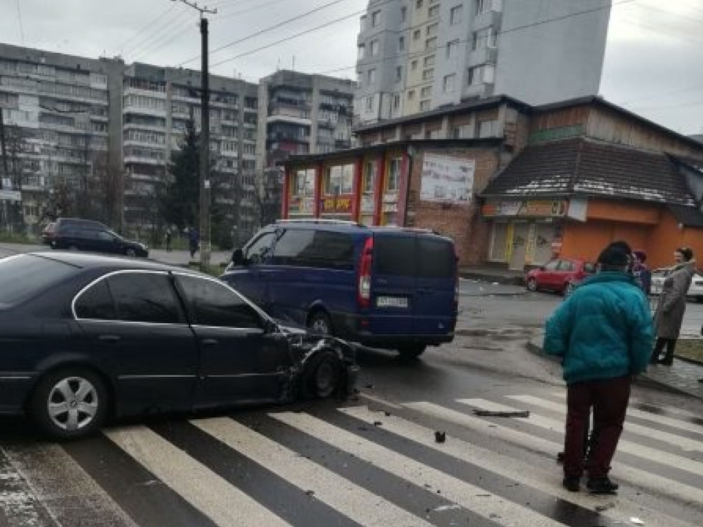 На перекрестке в Ивано-Франковске столкнулись три иномарки