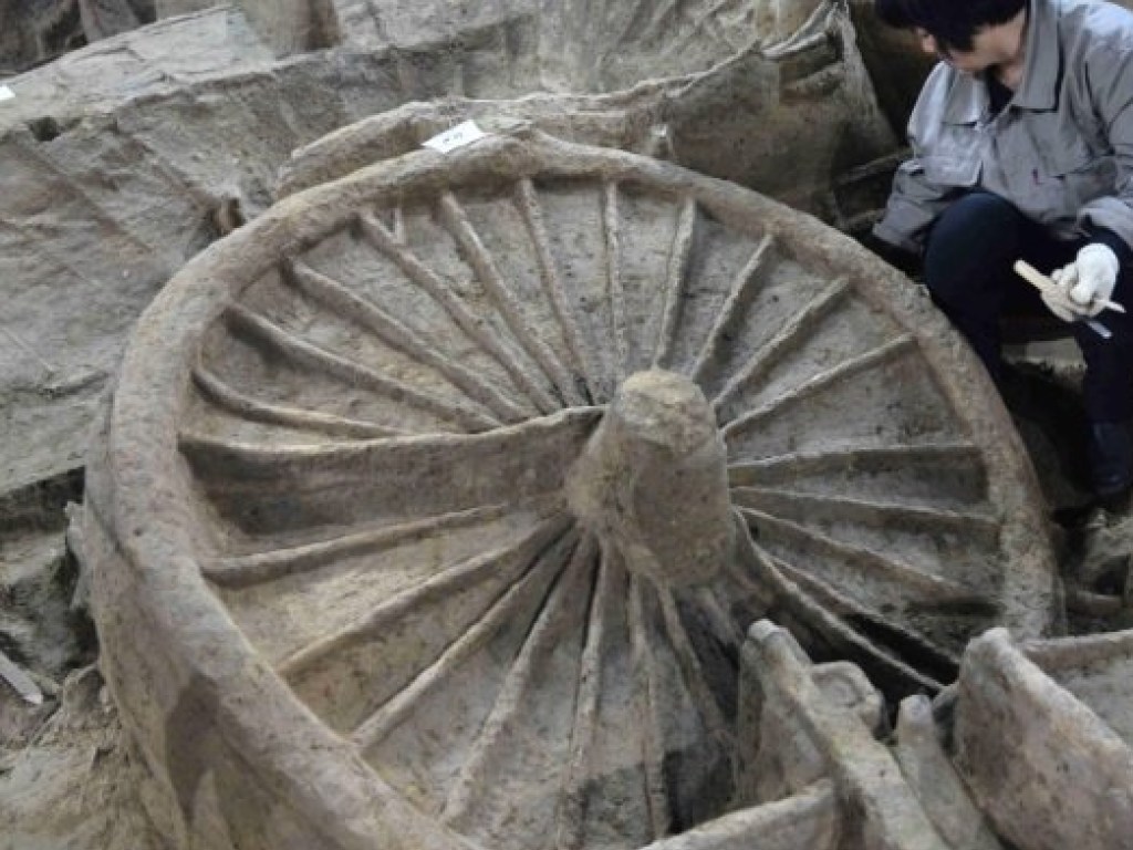 Китайские археологи обнаружили позолоченную колесницу, которой 2 500 лет (ВИДЕО)