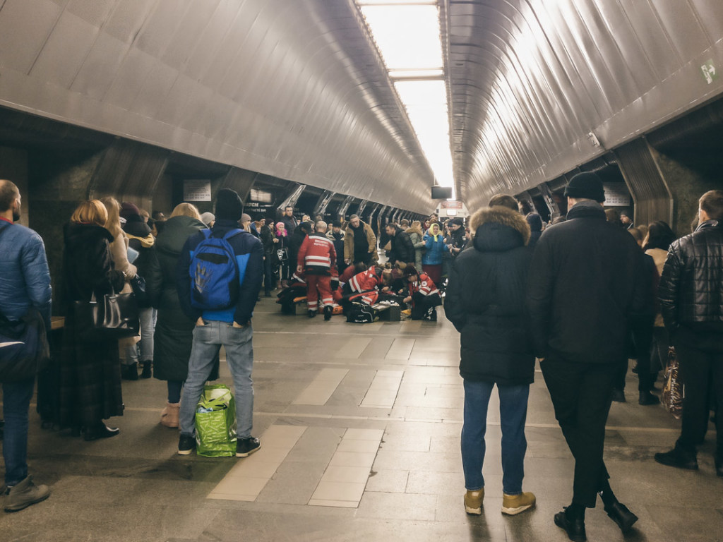 В Киеве на станции метро «Дворец Спорта» на глазах у бабушки и отца умерла 9-летняя девочка (ФОТО, ВИДЕО)