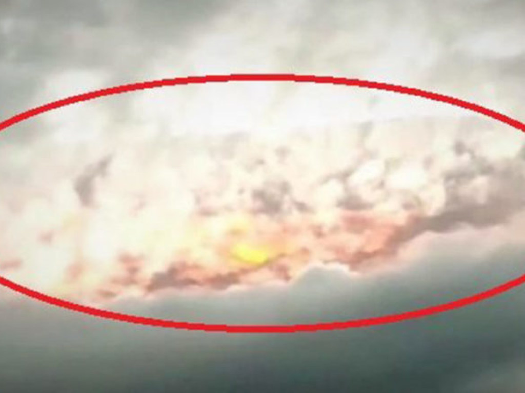 Огромный НЛО в небе напугал жителей Индии (ВИДЕО)