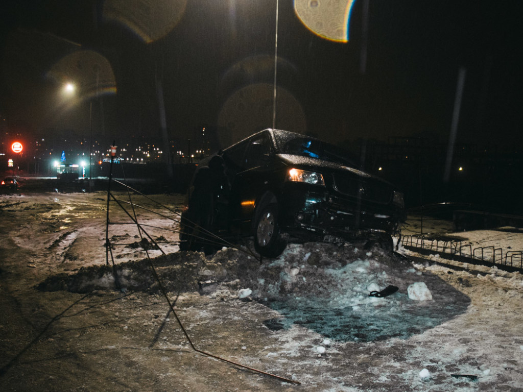 На проспекте Григоренко в Киеве пьяный водитель Volkswagen «вылетел» в кювет и повис над ямой (ФОТО, ВИДЕО)