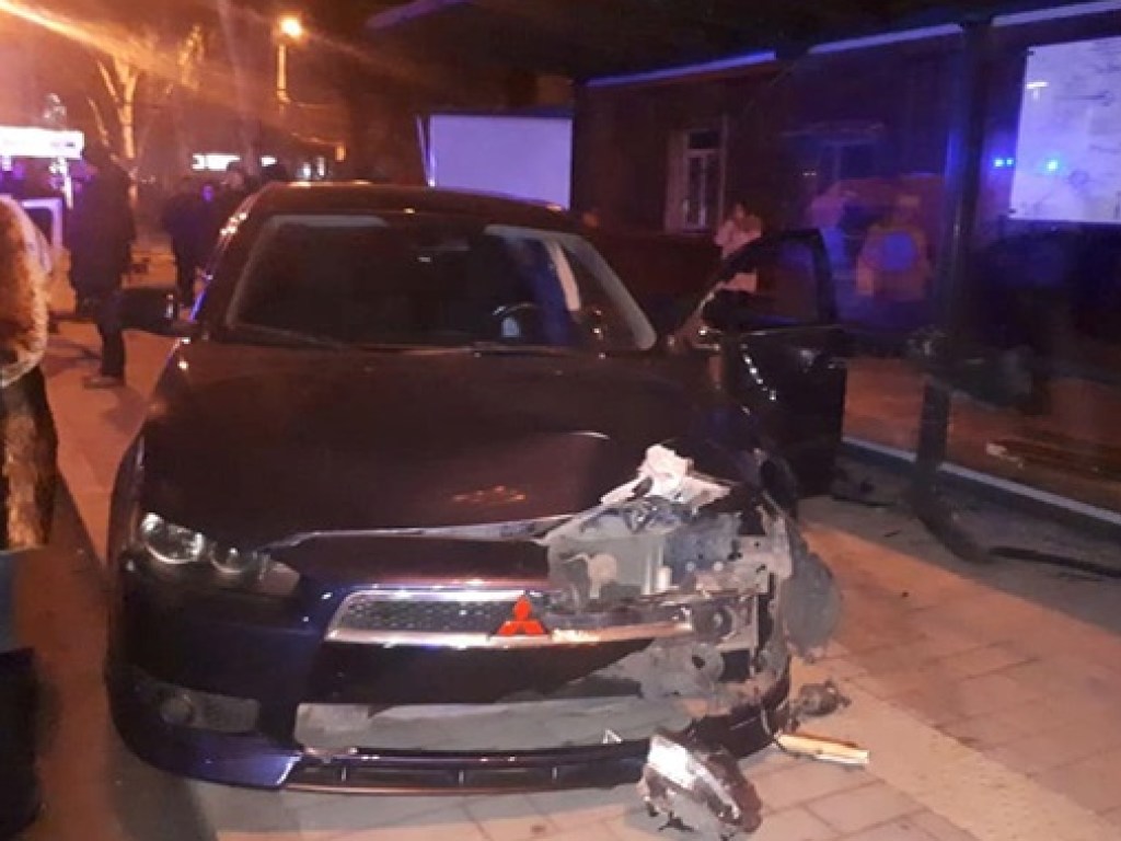 В Мариуполе водитель въехал в остановку с людьми: пострадали двое взрослых и ребенок