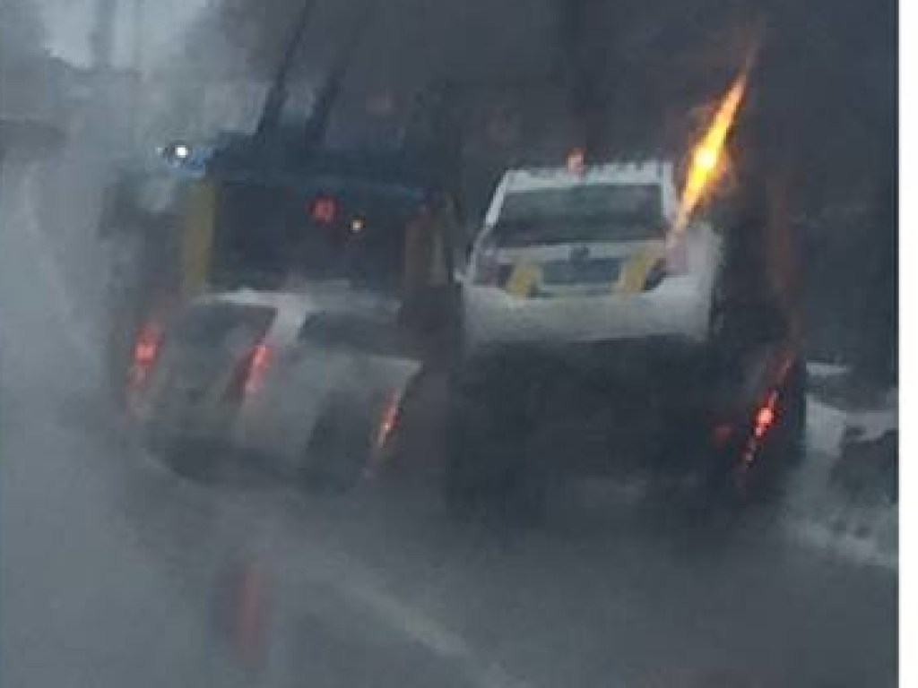 На проспекте Лобановского в Киеве коп уснул за рулем и разбил Prius об троллейбус (ФОТО)