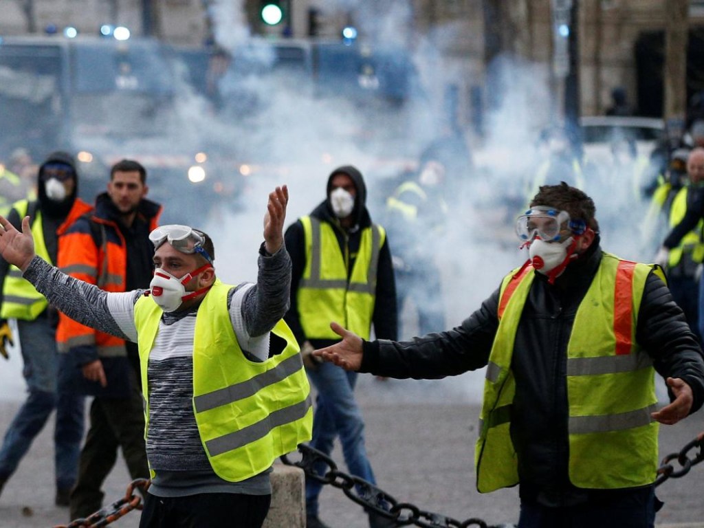 В ходе акций протеста «желтых жилетов» во Франции задержали свыше 1700 человек