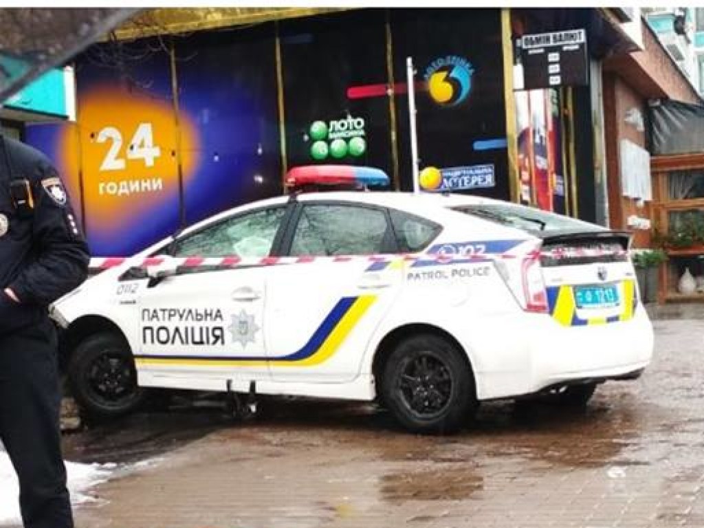 В Киеве у Дворца «Украина» полицейский Prius влетел в кафе: пострадал случайный прохожий (ФОТО, ВИДЕО)