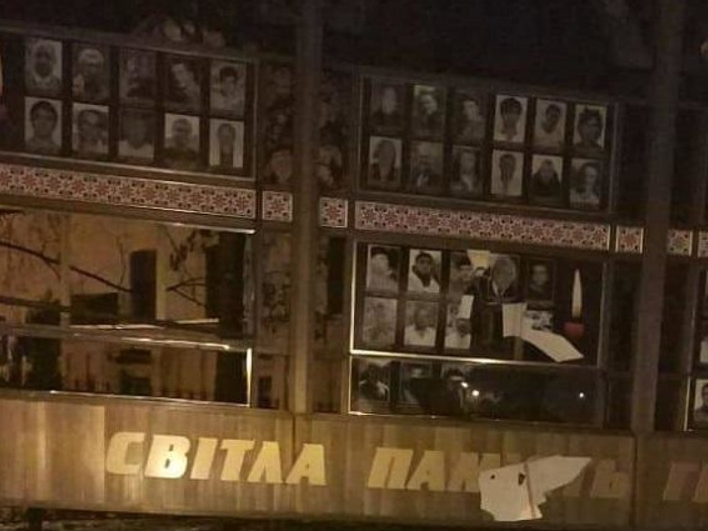 Вандалы надругались над мемориалом героев Небесной сотни в Хмельницком (ФОТО)