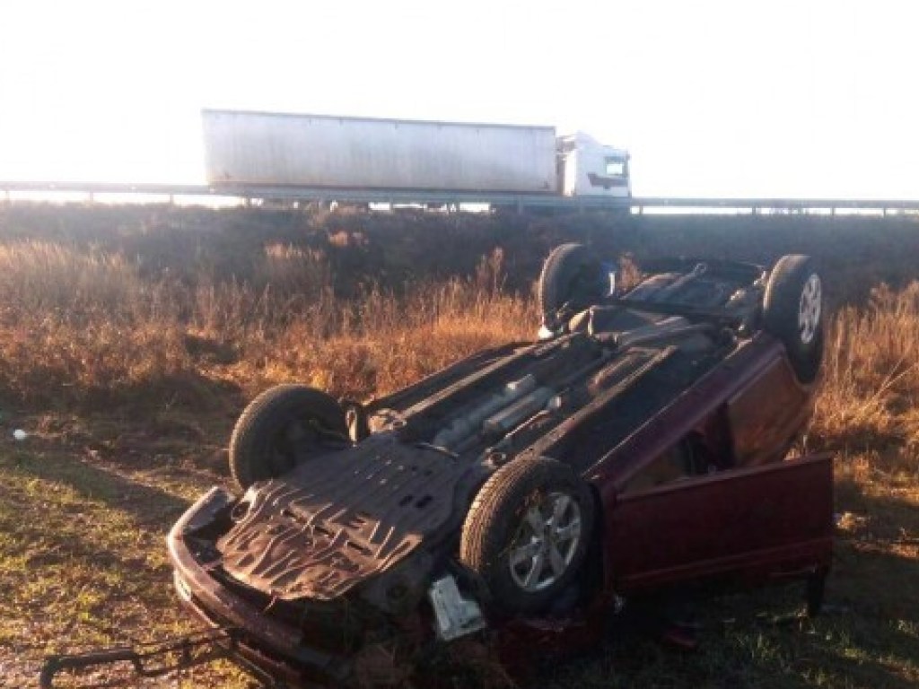 На трассе Киев–Чоп Hyundai на огромной скорости въехал в отбойник: пострадала семья киевлян (ФОТО)
