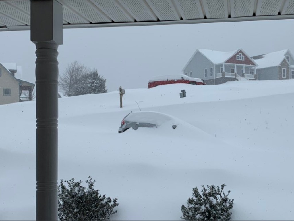 В США из-за мощных снегопадов без света остались 380 тысяч домов (ФОТО)