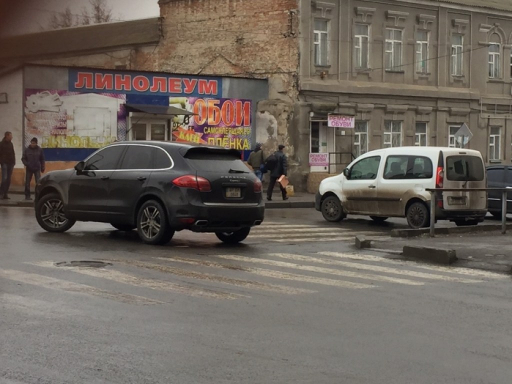 В Мелитополе владелец элитной иномарки припарковал авто прямо на перекрестке (ФОТО)