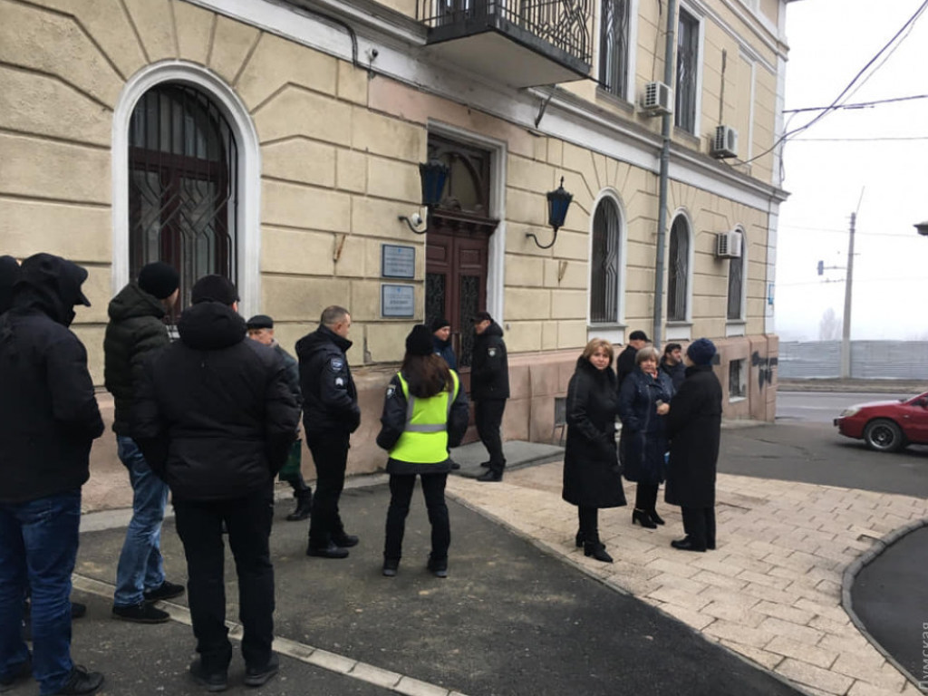 Конфликт в Одесском медуниверситете: сторонники экс-ректора с охраной пришли «навести порядок» в вузе (ФОТО, ВИДЕО)