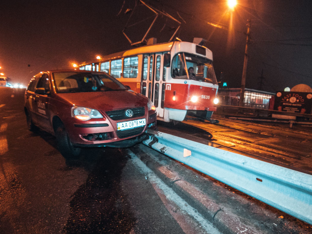В Киеве такси из-за экстремальных маневров оказалось на отбойнике (ФОТО, ВИДЕО)