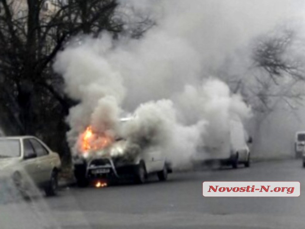 В Николаеве вспыхнула припаркованный микроавтобус (ФОТО)