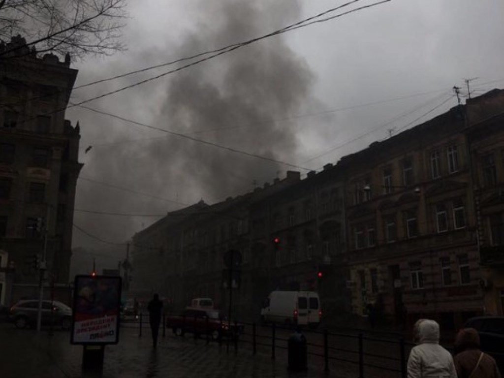 В центре Львова произошел пожар в здании (ФОТО)