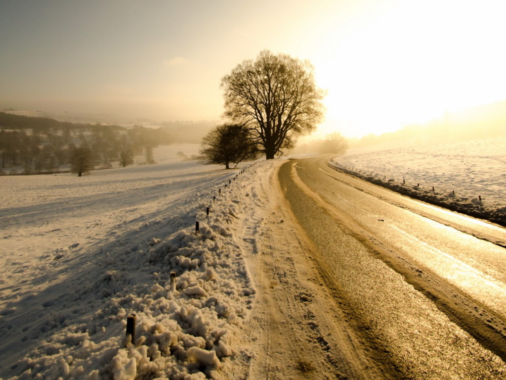 Два дня ездить будет опасно: «Укравтодор» из-за снега объявил о «желтом» уровне угрозы на дорогах