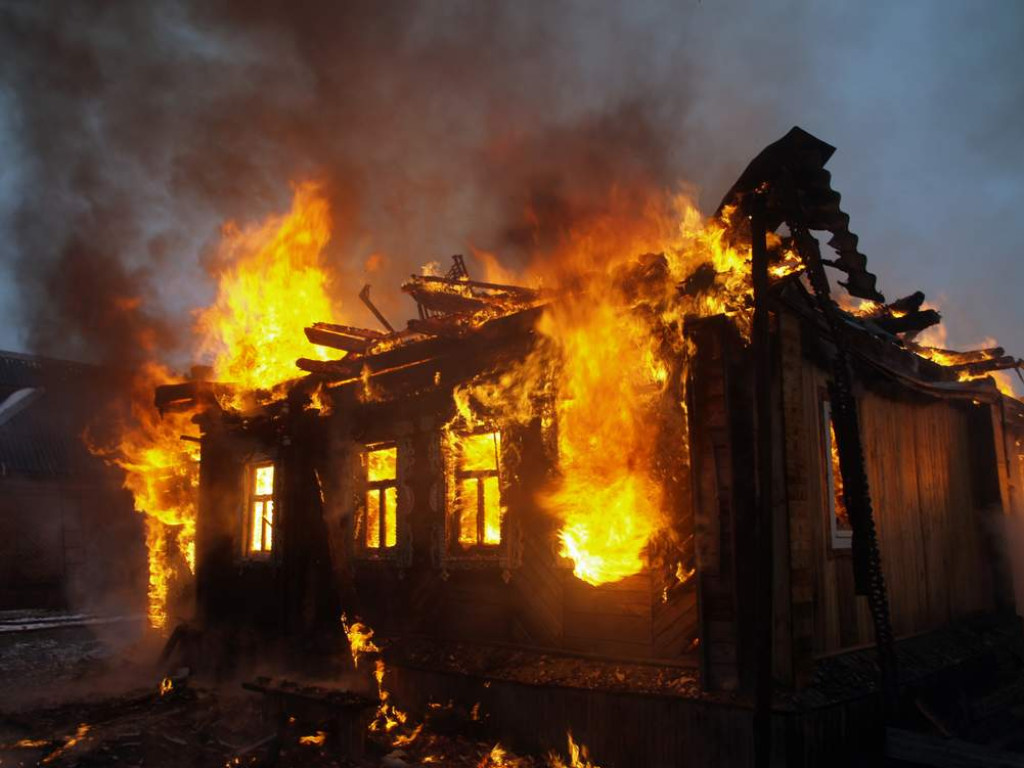 В Черкасской области горел частный дом: погибли три человека