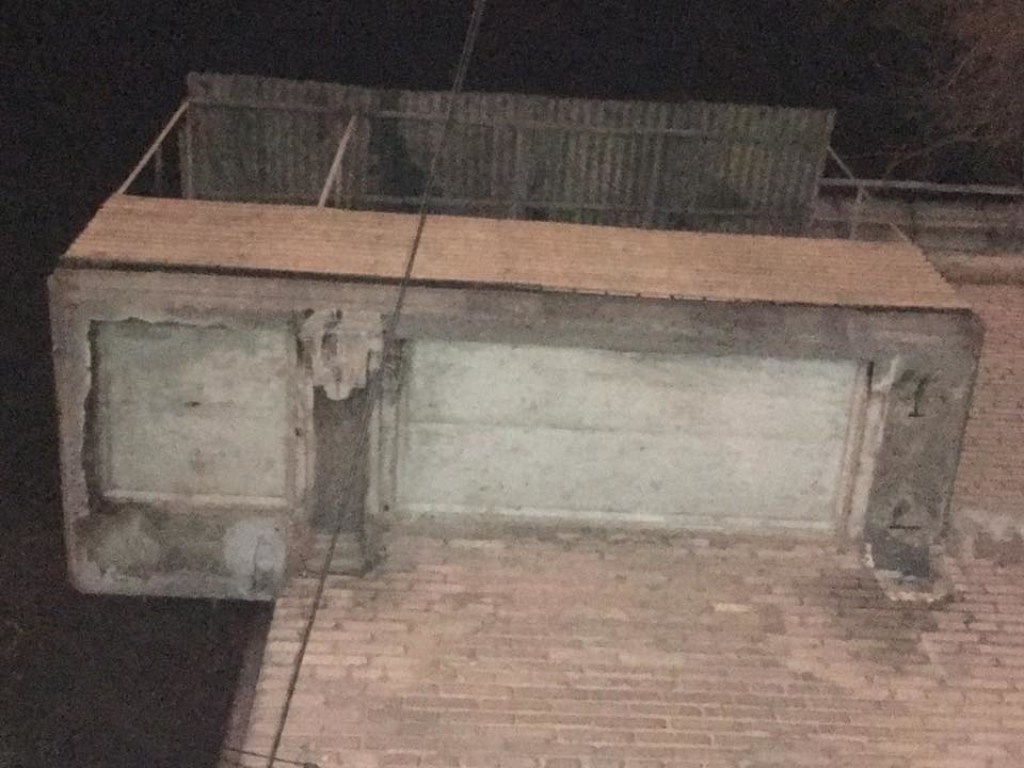 В Запорожье от стены дома отвалился кусок бетона и рухнул на тротуар (ФОТО)