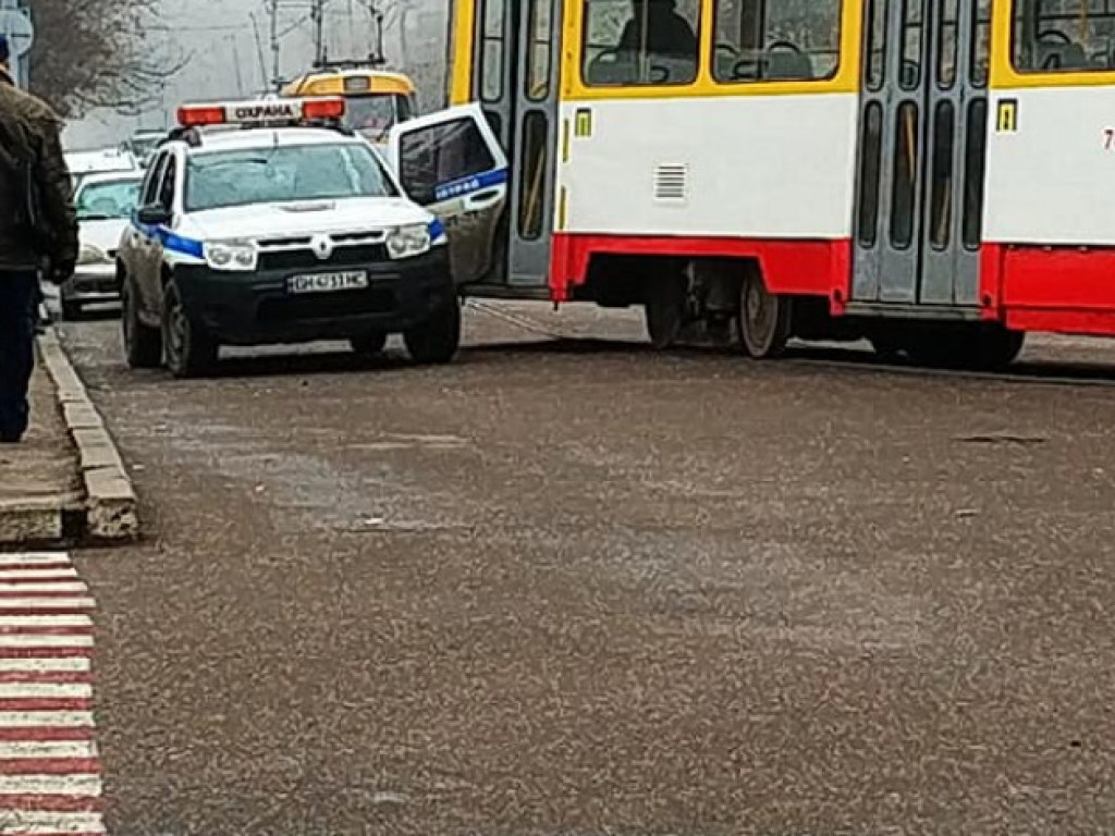 В Одессе возле автовокзала трамвай снёс дверь автомобиля  (ФОТО)