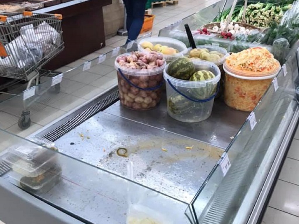 В одесском супермаркете мужчина съел овощи с рассолом у прилавка прямо в торговом зале (ФОТО)