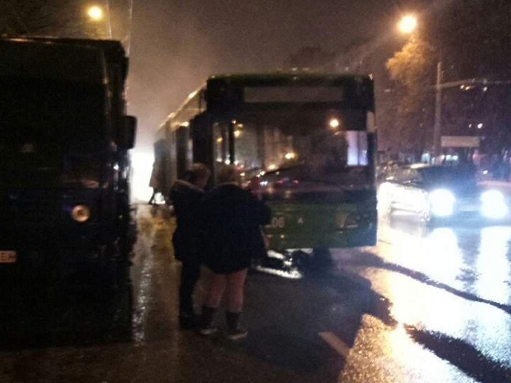 В Харькове загорелась крыша троллейбуса с пассажирами (ФОТО, ВИДЕО)
