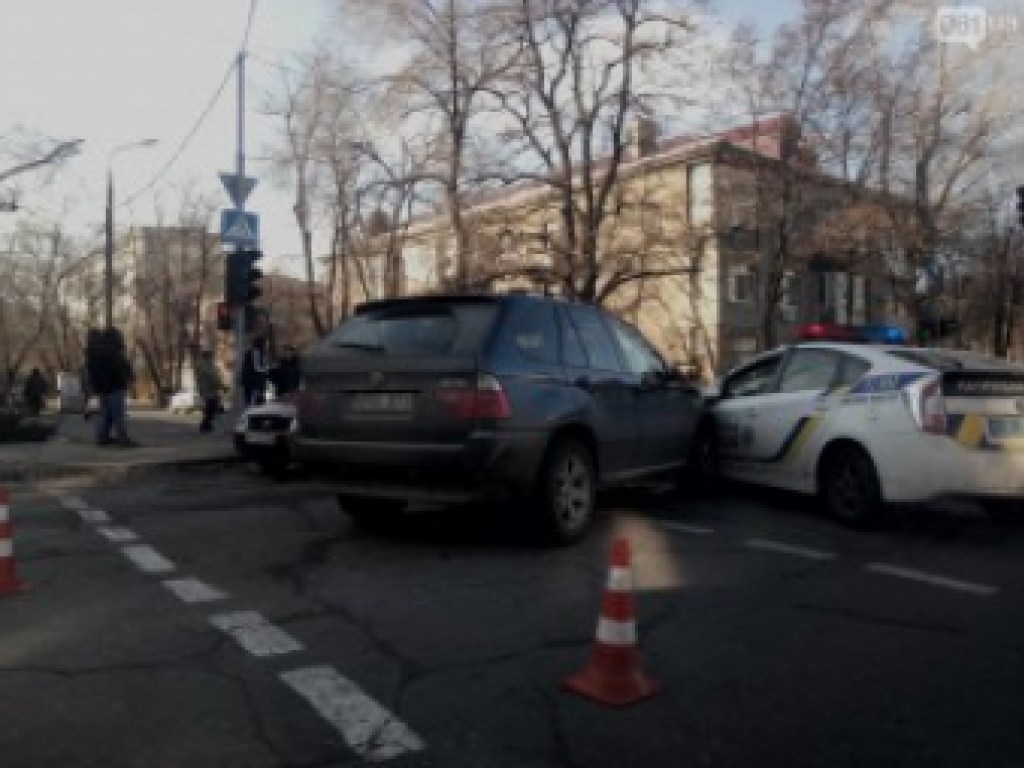 BMW X5 таранит полицейский Toyota Prius: опубликовано видео резонансного ДТП в Запорожье