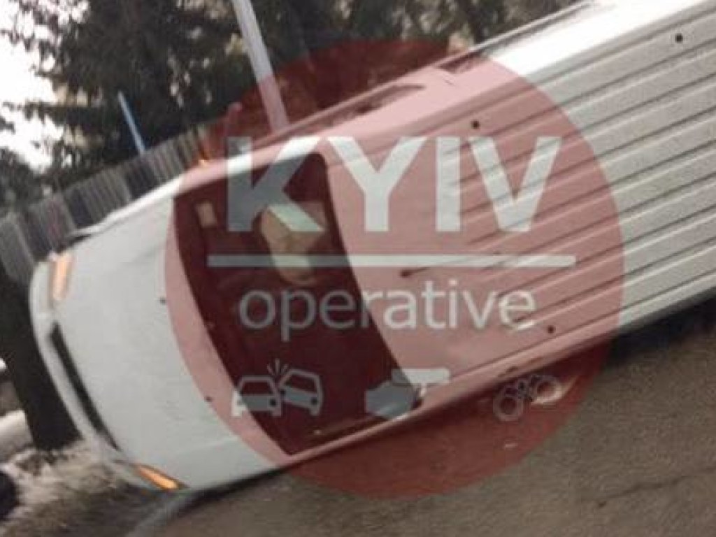 На Отрадном в Киеве перевернулся микроавтобус: из-за ДТП образовалась пробка (ФОТО)